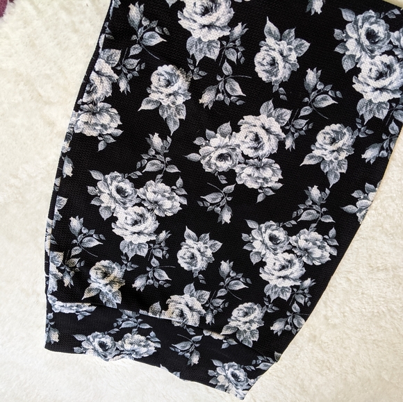 LuLaRoe Cassie Floral Black & White Skirt SMALL - Picture 5 of 9